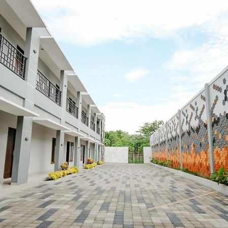 Oyo 2140 Hs Residence Tulungagung Exterior foto