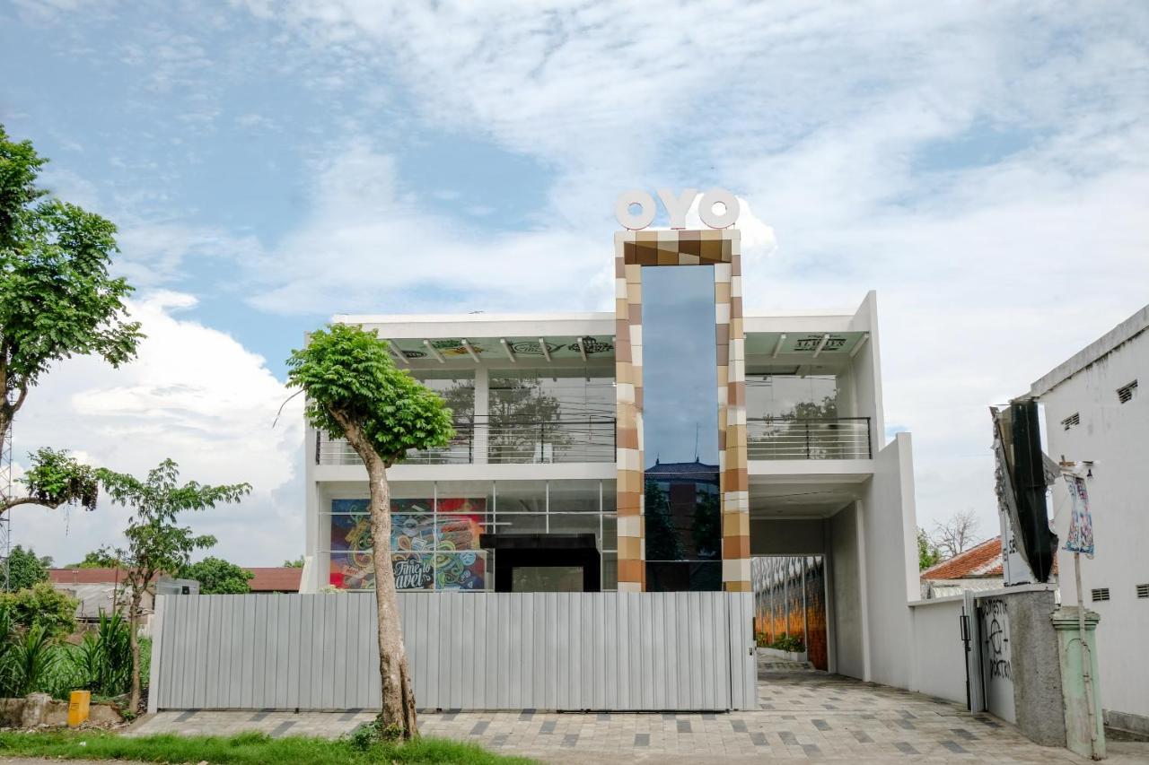 Oyo 2140 Hs Residence Tulungagung Exterior foto
