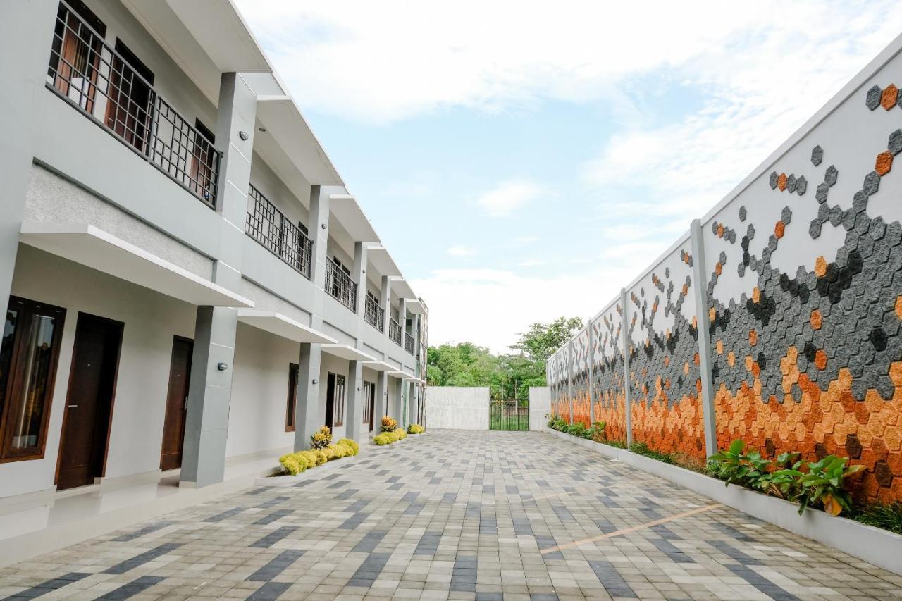 Oyo 2140 Hs Residence Tulungagung Exterior foto