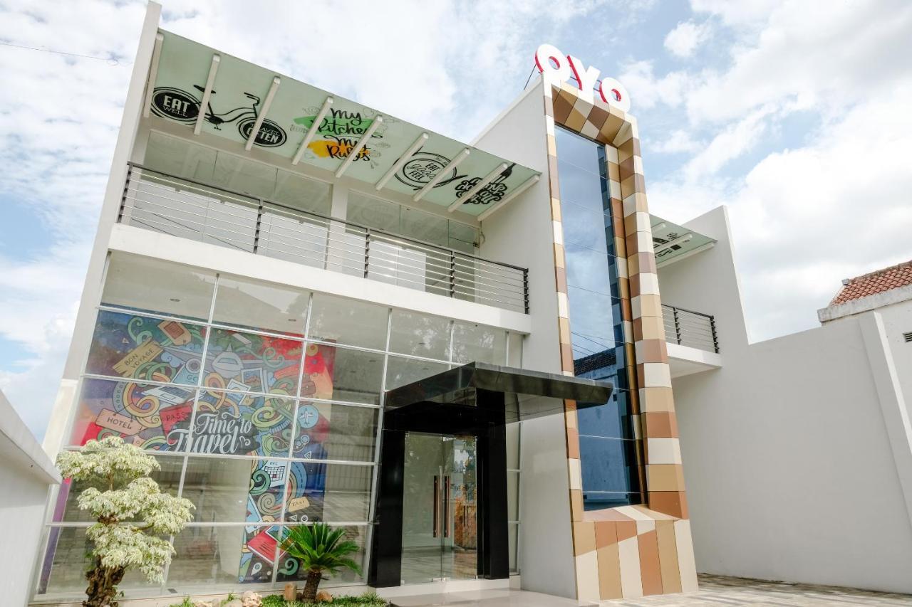 Oyo 2140 Hs Residence Tulungagung Exterior foto