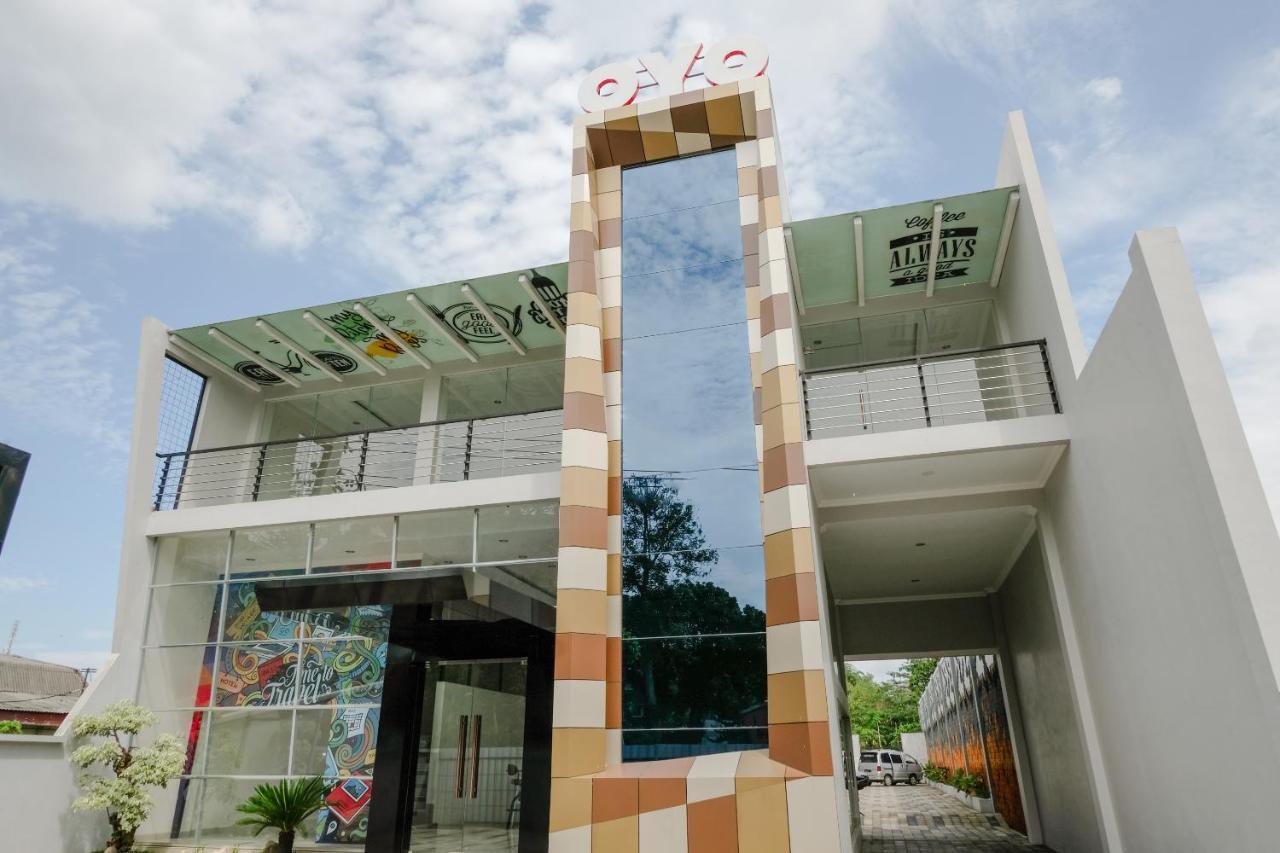 Oyo 2140 Hs Residence Tulungagung Exterior foto
