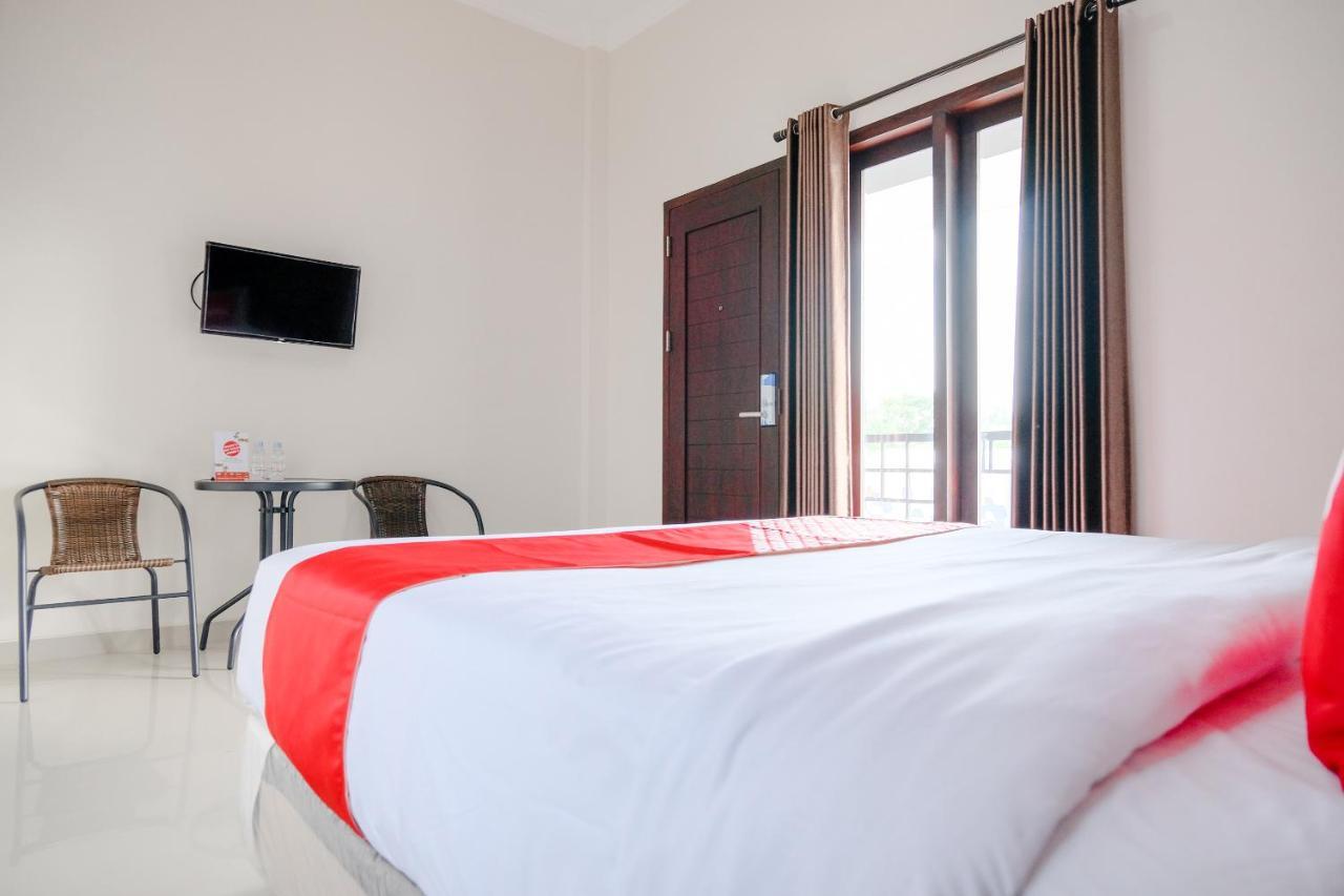 Oyo 2140 Hs Residence Tulungagung Exterior foto