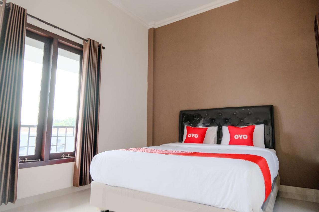 Oyo 2140 Hs Residence Tulungagung Exterior foto
